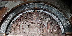 Figuren über dem Tor des Klosters Hovhanna