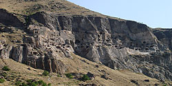 In die Felsen eingebettetes Höhlenkloster Wardsia