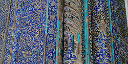 Fliesen am Eingangstor der Blauen Moschee in Tabriz