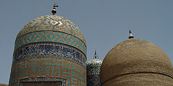 Kuppeln des Shaikh Safi Mausoleum