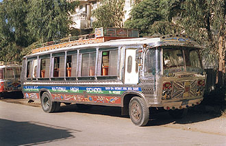 Traditionell Schön geschmückter Schulbus