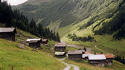 Häuser und Alpställe im Weiler Pardatsch